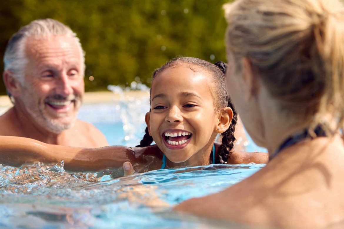 Quelles sont les caractéristiques d’une piscine à coque polyester ?